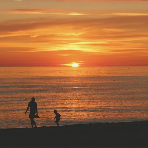 <p>Ilustrasi sunset, matahari tenggelam. (Photo by Saulius Sutkus on Unsplash)</p>