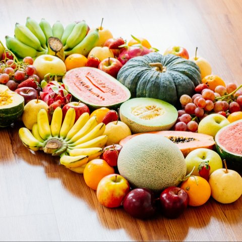 <p>Ilustrasi buah-buahan, aneka buah. (Image by lifeforstock on Freepik)</p>