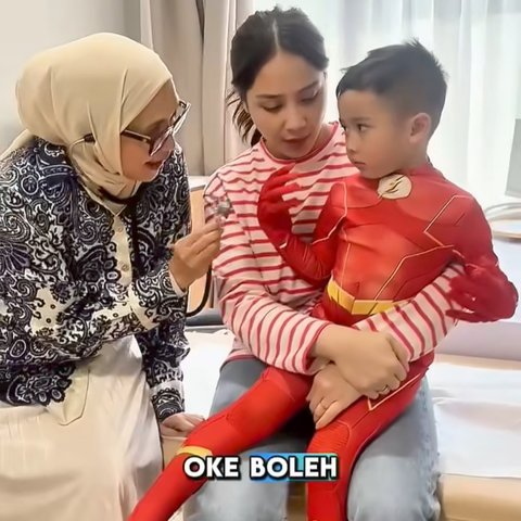 Tingkah Lucu Rayyanza Pakai Kostum The Flash saat Periksa ke Dokter, Diminta Tak Teriak-teriak & Libur Puasa