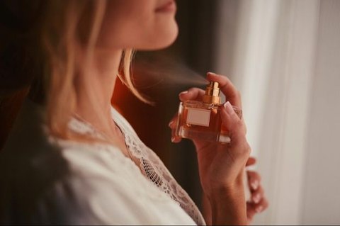 5 Aroma Parfum Wanita yang Bikin Pria Terpesona dalam Sekejap
