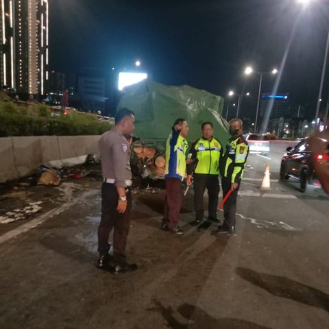 hyundai tabrak truk di tol Jakbar