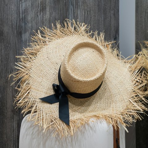 Ilustrasi Topi Lebar Digunakan Untuk Liburan ke Pantai (&copy;Pexels)