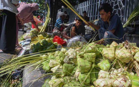 Pedagang kulit ketupat di Pasar Pondok Labu, Jakarta Selatan, Minggu (30/03/2025).