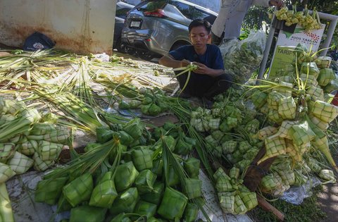 Pedagang kulit ketupat di Pasar Pondok Labu, Jakarta Selatan, Minggu (30/03/2025).