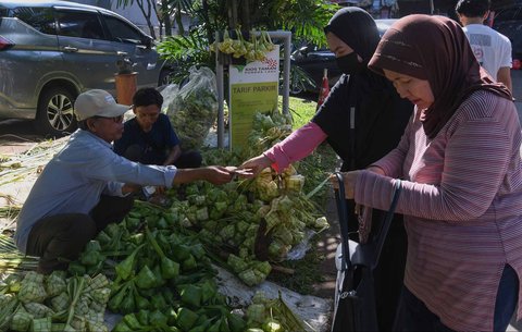 Pedagang kulit ketupat di Pasar Pondok Labu, Jakarta Selatan, Minggu (30/03/2025).
