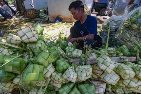 Pedagang kulit ketupat di Pasar Pondok Labu, Jakarta Selatan, Minggu (30/03/2025).