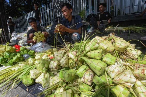 Pedagang kulit ketupat di Pasar Pondok Labu, Jakarta Selatan, Minggu (30/03/2025).