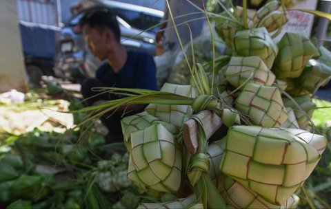 Pedagang kulit ketupat di Pasar Pondok Labu, Jakarta Selatan, Minggu (30/03/2025).