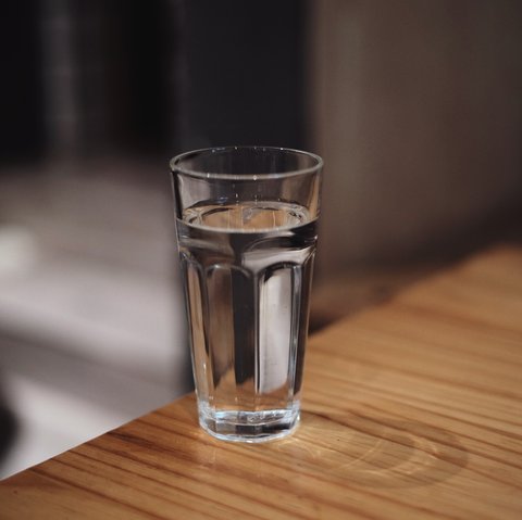 <p>ilustrasi minum air putih di waktu yang tepat/unsplash</p>