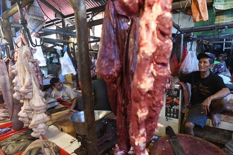 Pedagang daging sapi di Pasar Pondok Labu, Jakarta Selatan, Minggu (30/03/2025).