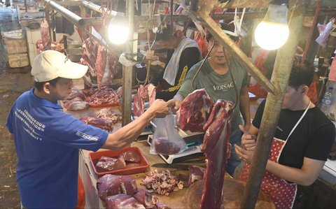 Pedagang daging sapi di Pasar Pondok Labu, Jakarta Selatan, Minggu (30/03/2025).