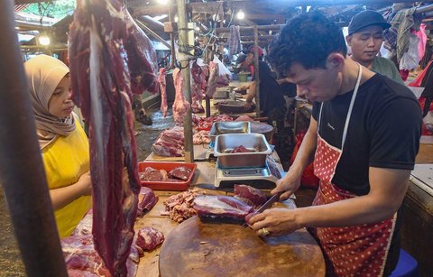 Pedagang daging sapi di Pasar Pondok Labu, Jakarta Selatan, Minggu (30/03/2025).