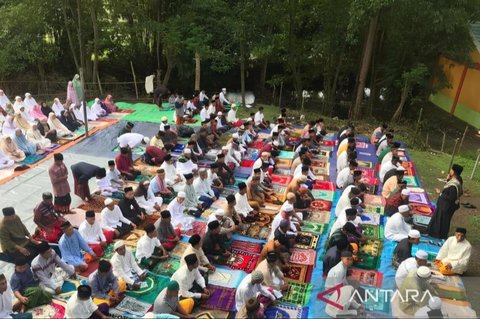 Jemaah Naqsabandiyah di Kota Bima salat id hari ini