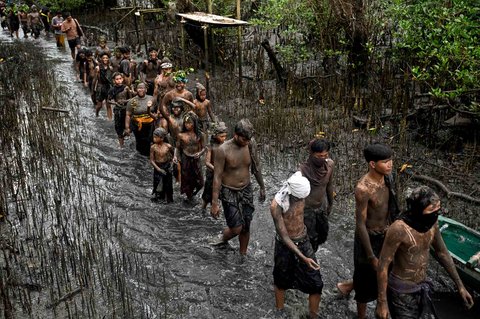 Warda  saat mengikuti kegiatan tradisi mandi lumpur di Desa Kedonganan, Badung, Bali, Minggu (30/03/2025).