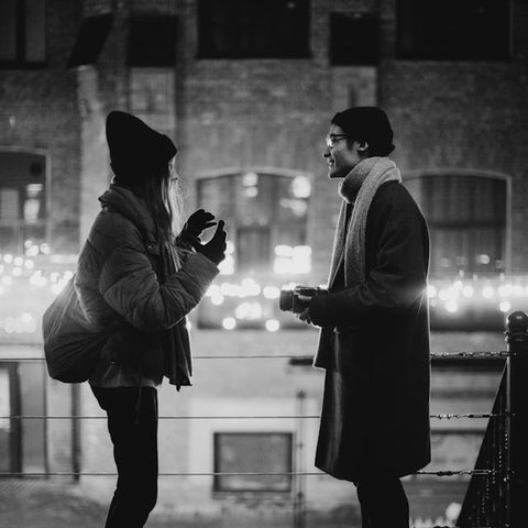 7 Cara Cerdas untuk Terhubung dengan Pria Mana Pun Hanya dengan Kata-Kata Anda