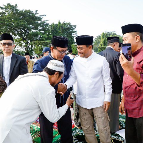 Momen Ahmad Luthfi Salat Idulfitri Bersama Ribuan Warga di Lapangan Pancasila Simpanglima