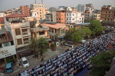 Sejumlah umat Islam melaksanakan salat Idulfitri 1446 Hijriah di jalanan dekat masjid yang hancur akibat gempa di Mandalay, Myanmar, pada Senin (31/3/2025).
