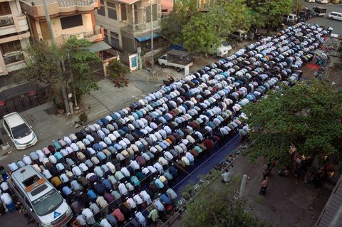 Sejumlah umat Islam melaksanakan salat Idulfitri 1446 Hijriah di jalanan dekat masjid yang hancur akibat gempa di Mandalay, Myanmar, pada Senin (31/3/2025).