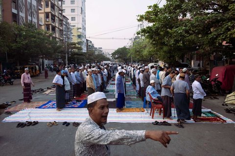 Sejumlah umat Islam melaksanakan salat Idulfitri 1446 Hijriah di jalanan dekat masjid yang hancur akibat gempa di Mandalay, Myanmar, pada Senin (31/3/2025).
