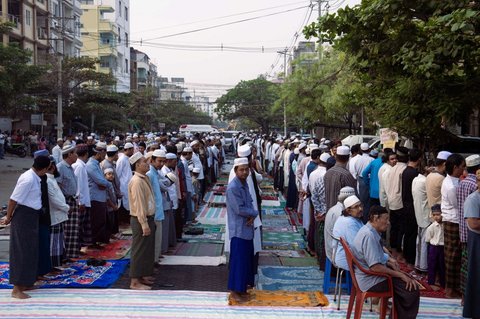 Sejumlah umat Islam melaksanakan salat Idulfitri 1446 Hijriah di jalanan dekat masjid yang hancur akibat gempa di Mandalay, Myanmar, pada Senin (31/3/2025).
