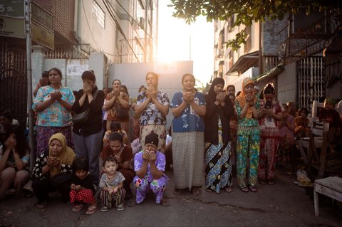 Sejumlah umat Islam melaksanakan salat Idulfitri 1446 Hijriah di jalanan dekat masjid yang hancur akibat gempa di Mandalay, Myanmar, pada Senin (31/3/2025).