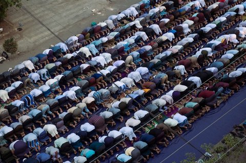 Sejumlah umat Islam melaksanakan salat Idulfitri 1446 Hijriah di jalanan dekat masjid yang hancur akibat gempa di Mandalay, Myanmar, pada Senin (31/3/2025).