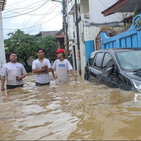 Banjir akibat luapan Kali Ciliwung di Jakarta Selatan dan Jakarta Timur berangsur surut, namun 31 RT masih terendam.