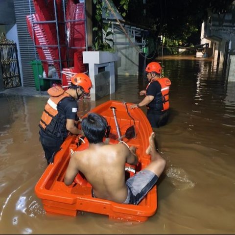Banjir melanda Jakarta Selatan dengan ketinggian air mencapai 230 sentimeter di empat kelurahan, memaksa warga mengungsi.