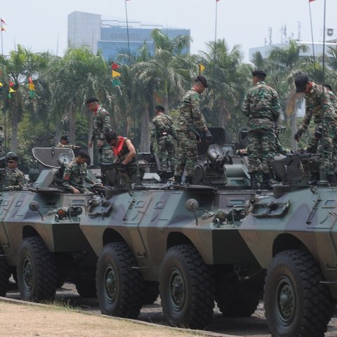 Defile kendaraan alutsista TNI pada acara gladi bersih HUT TNI Ke-78 di lapangan Silang Monas, Jakarta, Selasa (3/10/2023). HUT TNI Ke-78 ini mengangkat tema