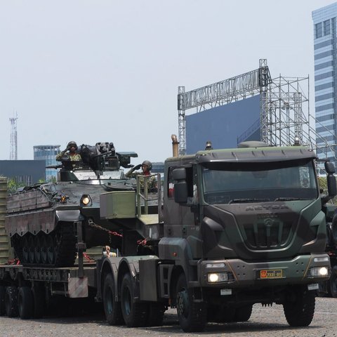 Defile kendaraan alutsista TNI pada acara gladi bersih HUT TNI Ke-78 di lapangan Silang Monas, Jakarta, Selasa (3/10/2023). HUT TNI Ke-78 ini mengangkat tema