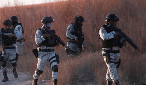 Jajaran truk-truk Garda Nasional dan Angkatan Darat Meksiko bergerak di sepanjang perbatasan yang memisahkan Ciudad Ju&aacute;rez dan El Paso, Texas, Rabu(5/2).Mereka termasuk di antara 10 ribu tentara yang dikirim Meksiko ke perbatasan utaranya setelah ancaman tarif yang dikemukakan Presiden Donald Trump.