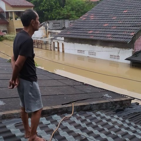 Banjir di Bekasi Setinggi Atap Rumah