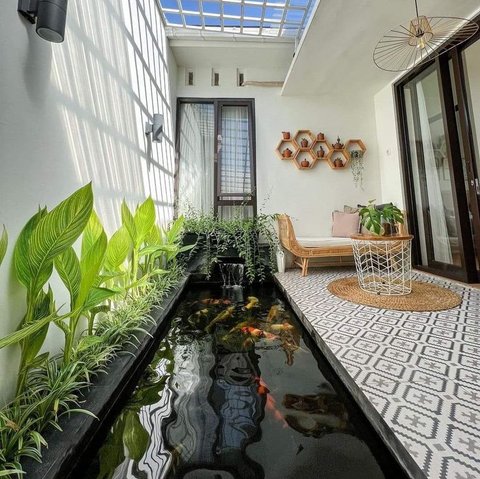 Ilustrasi Teras Rumah dengan Kolam Ikan