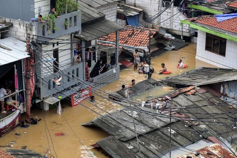 FOTO: Penampakan Banjir di Pasar Minggu, Tingginya Capai Seatap Rumah