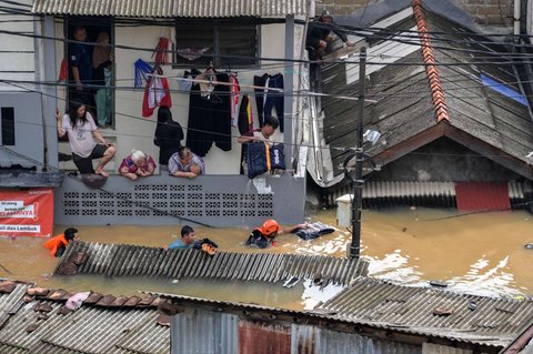 FOTO: Penampakan Banjir di Pasar Minggu, Tingginya Capai Seatap Rumah