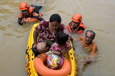 FOTO: Penampakan Banjir di Pasar Minggu, Tingginya Capai Seatap Rumah