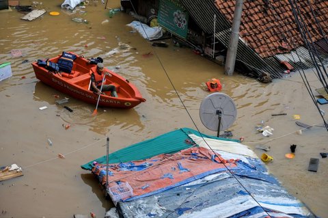 FOTO: Penampakan Banjir di Pasar Minggu, Tingginya Capai Seatap Rumah