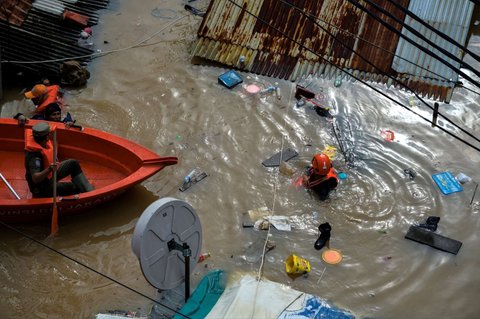 FOTO: Penampakan Banjir di Pasar Minggu, Tingginya Capai Seatap Rumah