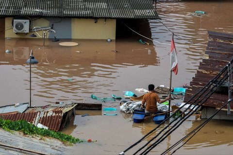 FOTO: Penampakan Banjir di Pasar Minggu, Tingginya Capai Seatap Rumah