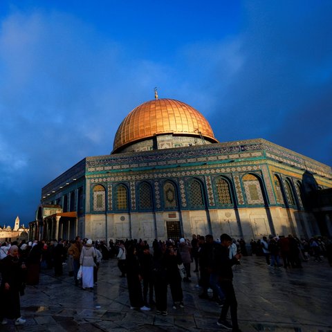 Umat Muslim Palestina merayakan hari raya Idulfitri dengan penuh kekhusyukan di Masjid Al-Aqsa di tengah situasi di Gaza yang sedang menghadapi serangan bertubi-tubi dari pasukan Israel.