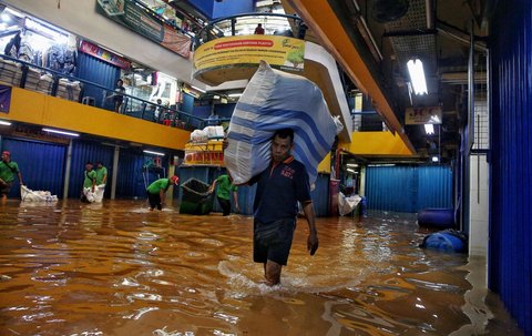 FOTO: Kondisi Pasar Cipulir Terendam Banjir Akibat Luapan Kali Pesanggrahan