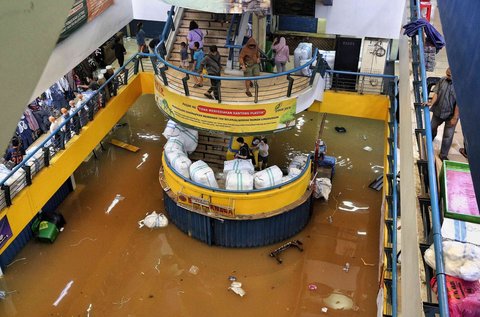 FOTO: Kondisi Pasar Cipulir Terendam Banjir Akibat Luapan Kali Pesanggrahan