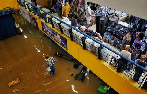 FOTO: Kondisi Pasar Cipulir Terendam Banjir Akibat Luapan Kali Pesanggrahan