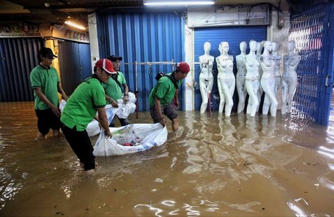 FOTO: Kondisi Pasar Cipulir Terendam Banjir Akibat Luapan Kali Pesanggrahan