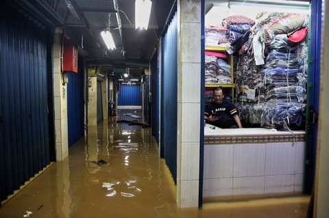 FOTO: Kondisi Pasar Cipulir Terendam Banjir Akibat Luapan Kali Pesanggrahan
