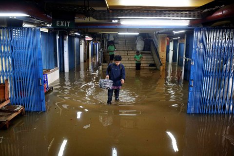 FOTO: Kondisi Pasar Cipulir Terendam Banjir Akibat Luapan Kali Pesanggrahan