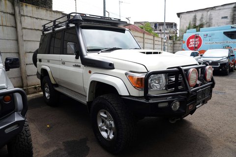 Toyota Land Cruiser yang disita KPK dari rumah Ketum Pemuda Pancasila Japto Soerjosoemarno tampak terparkir di Rumah Penyimpanan Benda Sitaan Negara (Rupbasan) KPK, Jakarta, pada Selasa (4/3/2025).