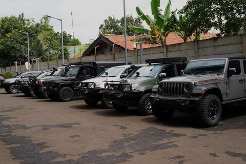 Sejumlah mobil mewah yang disita KPK dari rumah Ketum Pemuda Pancasila Japto Soerjosoemarno tampak terparkir di Rumah Penyimpanan Benda Sitaan Negara (Rupbasan) KPK, Jakarta, pada Selasa (4/3/2025).