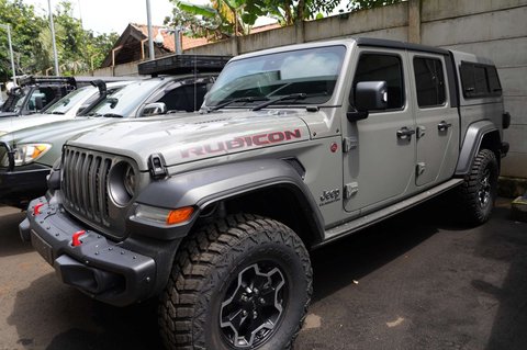 Jeep Gladiator Rubicon yang disita KPK dari rumah Ketum Pemuda Pancasila Japto Soerjosoemarno tampak terparkir di Rumah Penyimpanan Benda Sitaan Negara (Rupbasan) KPK, Jakarta, pada Selasa (4/3/2025).