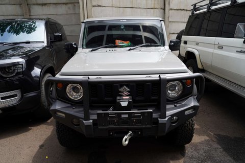 Suzuki Jimny yang disita KPK dari rumah Ketum Pemuda Pancasila Japto Soerjosoemarno tampak terparkir di Rumah Penyimpanan Benda Sitaan Negara (Rupbasan) KPK, Jakarta, pada Selasa (4/3/2025).